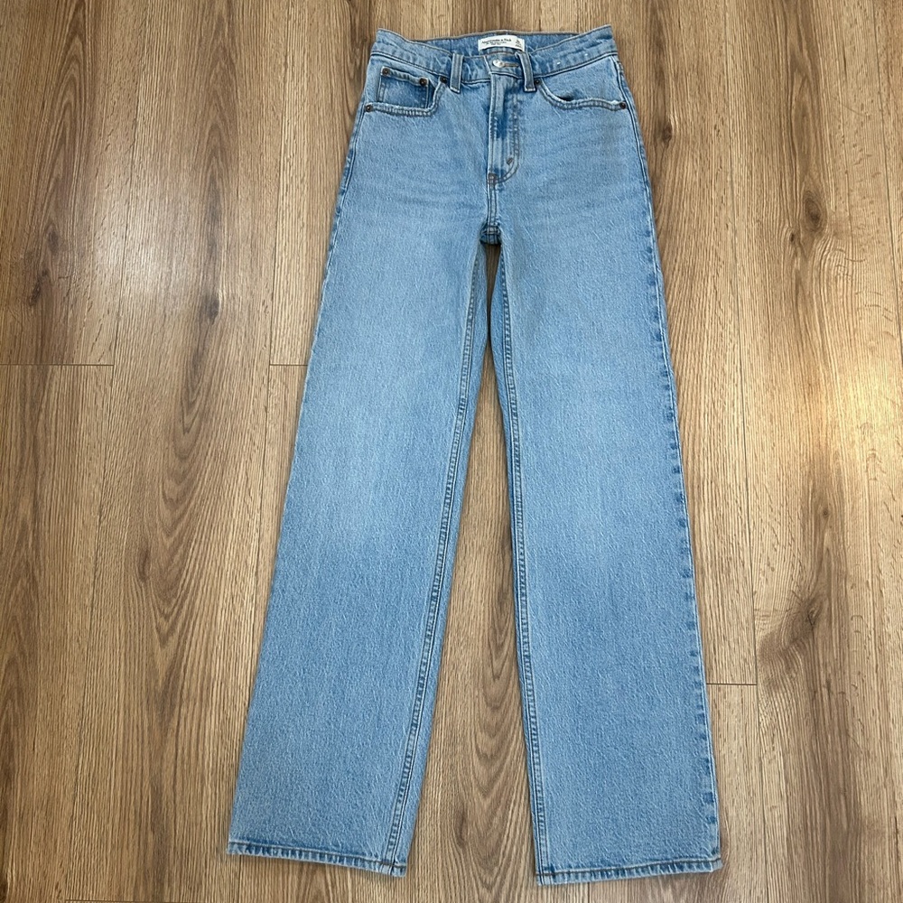 Abercrombie High Rise 90’s Relaxed Jeans. Size 23